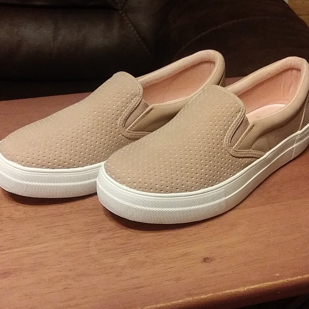 SODA brand slip ons NWOT blush color size 9